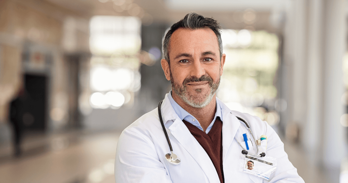 Un médecin généraliste échange avec un patient lors d'une consultation.