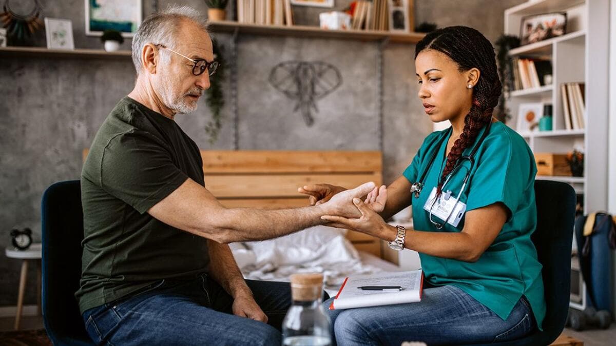Une infirmière DomiHome lors d'une visite de bilan de santé à domicile