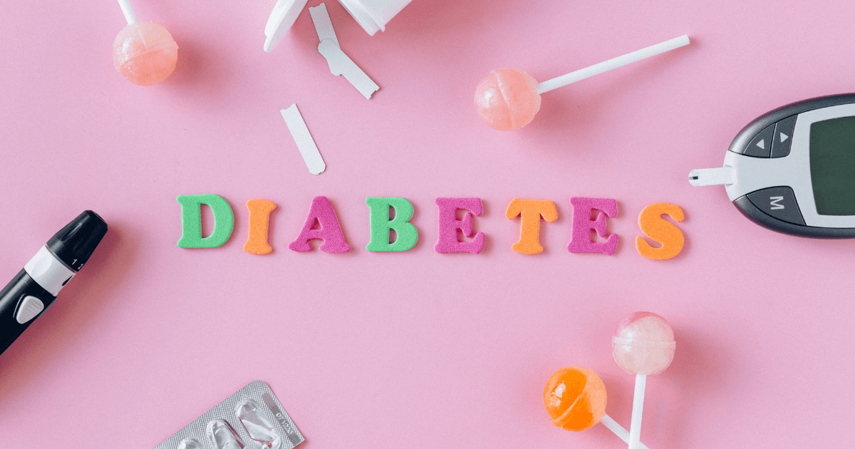 Un lecteur de glycémie et un stylo autopiqueur posés à côté du mot « diabetes » formé en lettres colorées.